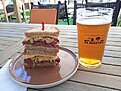 Piwo APA i kanapka z pastrami.jpg